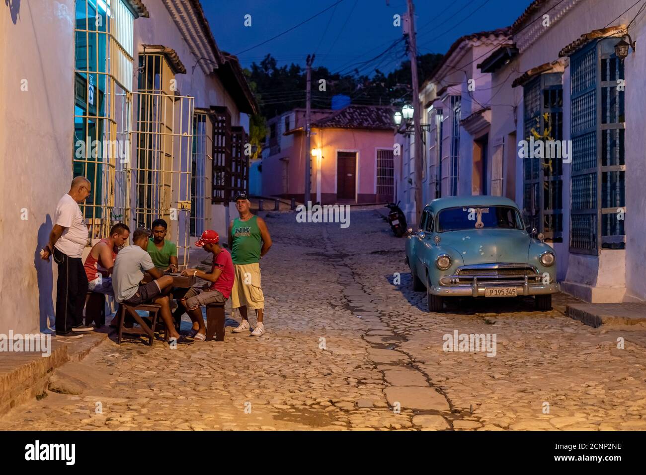25 août 2019 : hommes jouant à domino dans la rue. Trinité-et-Cuba Banque D'Images