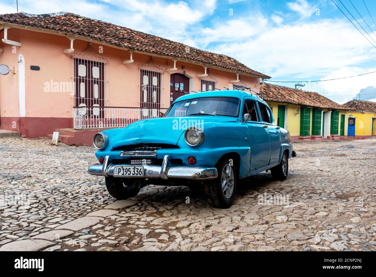 25 août 2019: Scène de rue avec une vieille voiture américaine sur la rue pavée. Trinité-et-Cuba Banque D'Images