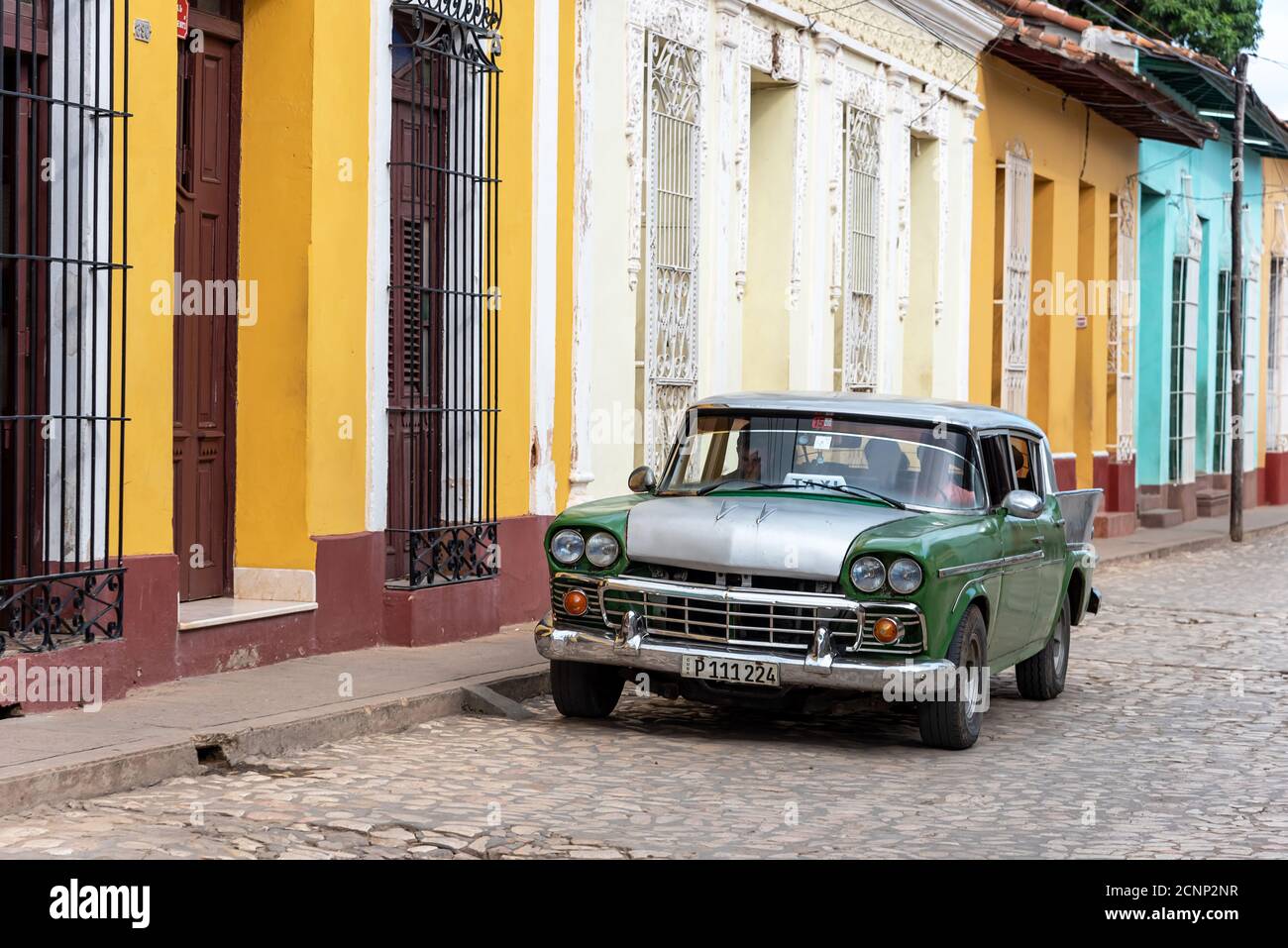 25 août 2019: Scène de rue avec une vieille voiture américaine sur la rue pavée. Trinité-et-Cuba Banque D'Images
