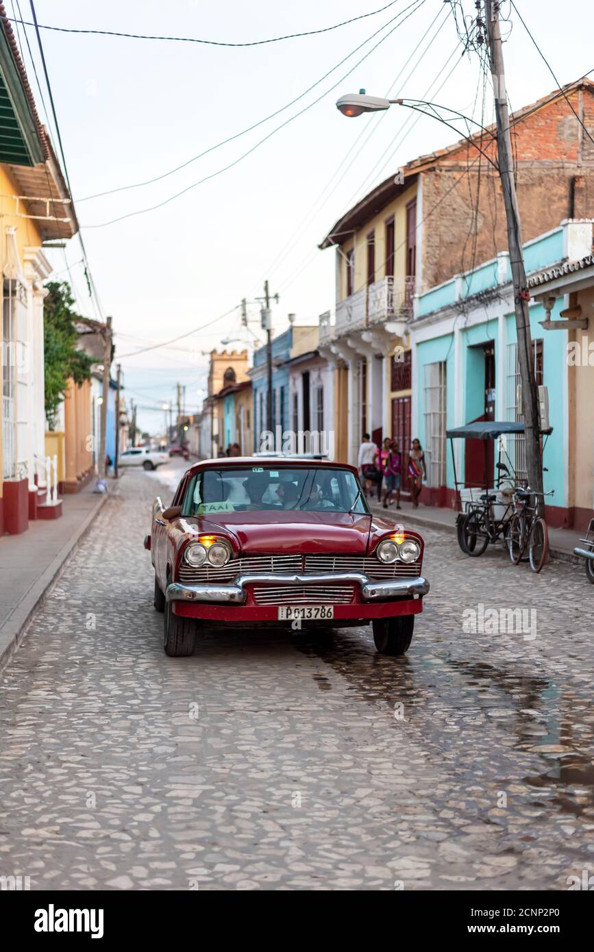 24 août 2019: Scène de rue avec une vieille voiture américaine sur la rue pavée. Trinité-et-Cuba Banque D'Images