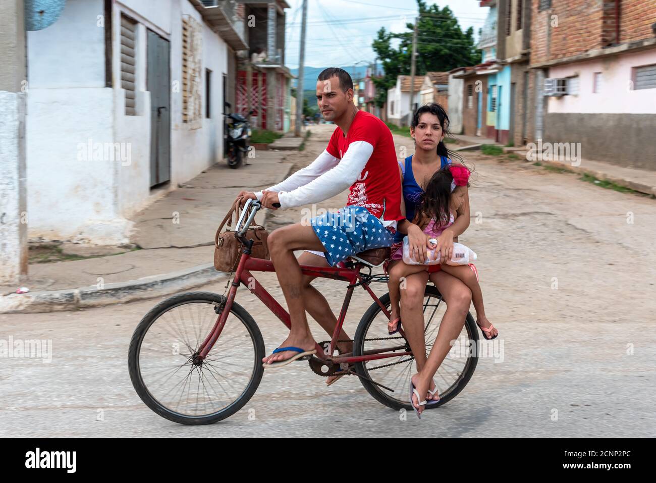 25 août 2019 : famille voyageant sur le même vélo. Trinité-et-Cuba Banque D'Images