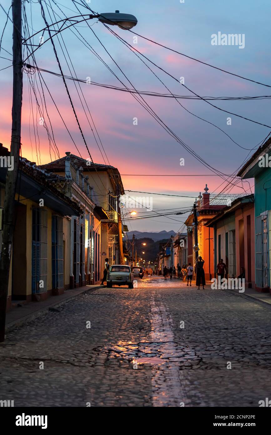 24 août 2019: Scène de rue avec une vieille voiture américaine sur la rue pavée au coucher du soleil. Trinité-et-Cuba Banque D'Images