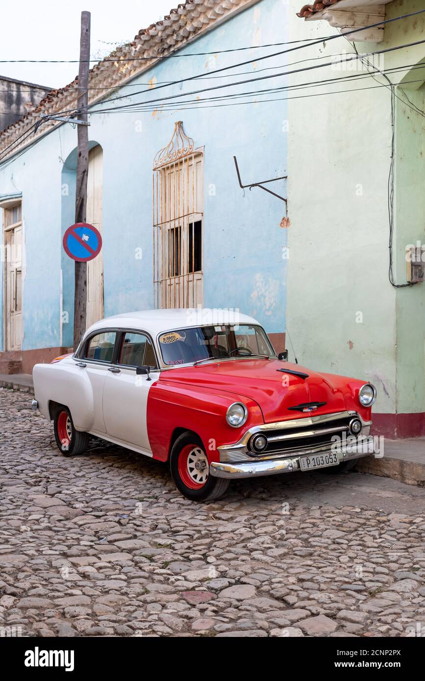 24 août 2019: Scène de rue avec une vieille voiture américaine sur la rue pavée. Trinité-et-Cuba Banque D'Images