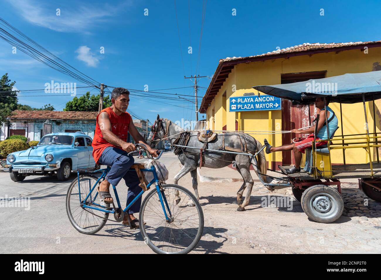 26 août 2019: Scène de rue avec une vieille voiture américaine sur la rue pavée. Trinité-et-Cuba Banque D'Images