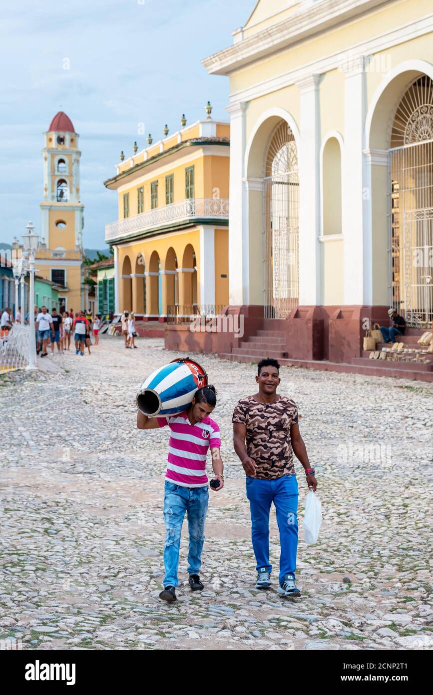 25 août 2019 : musicien portant un conga avec le drapeau de Cuba. Trinité-et-Cuba Banque D'Images