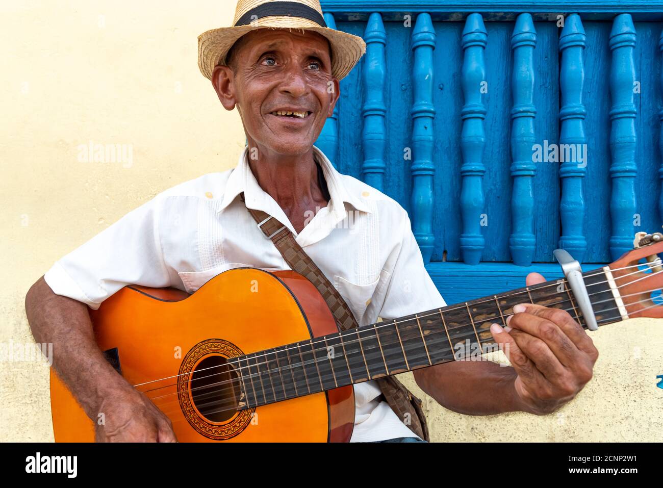 26 août 2019 : un homme cubain chante et joue sa guitare dans une rue. Trinité-et-Cuba Banque D'Images