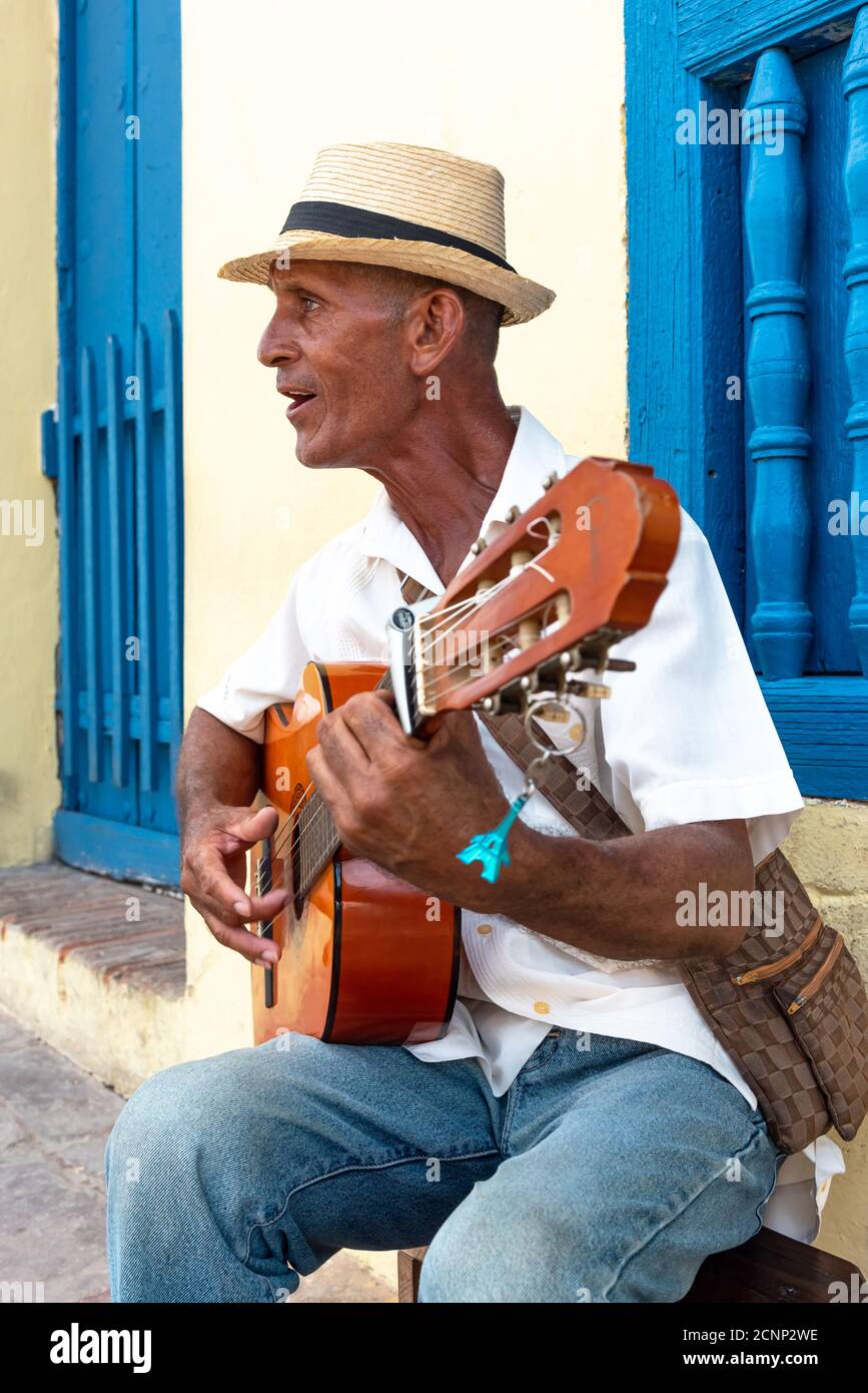26 août 2019 : un homme cubain chante et joue sa guitare dans une rue. Trinité-et-Cuba Banque D'Images
