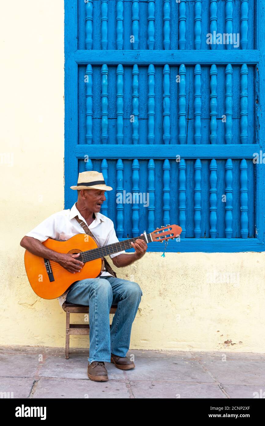 26 août 2019 : un homme cubain chante et joue sa guitare dans une rue. Trinité-et-Cuba Banque D'Images