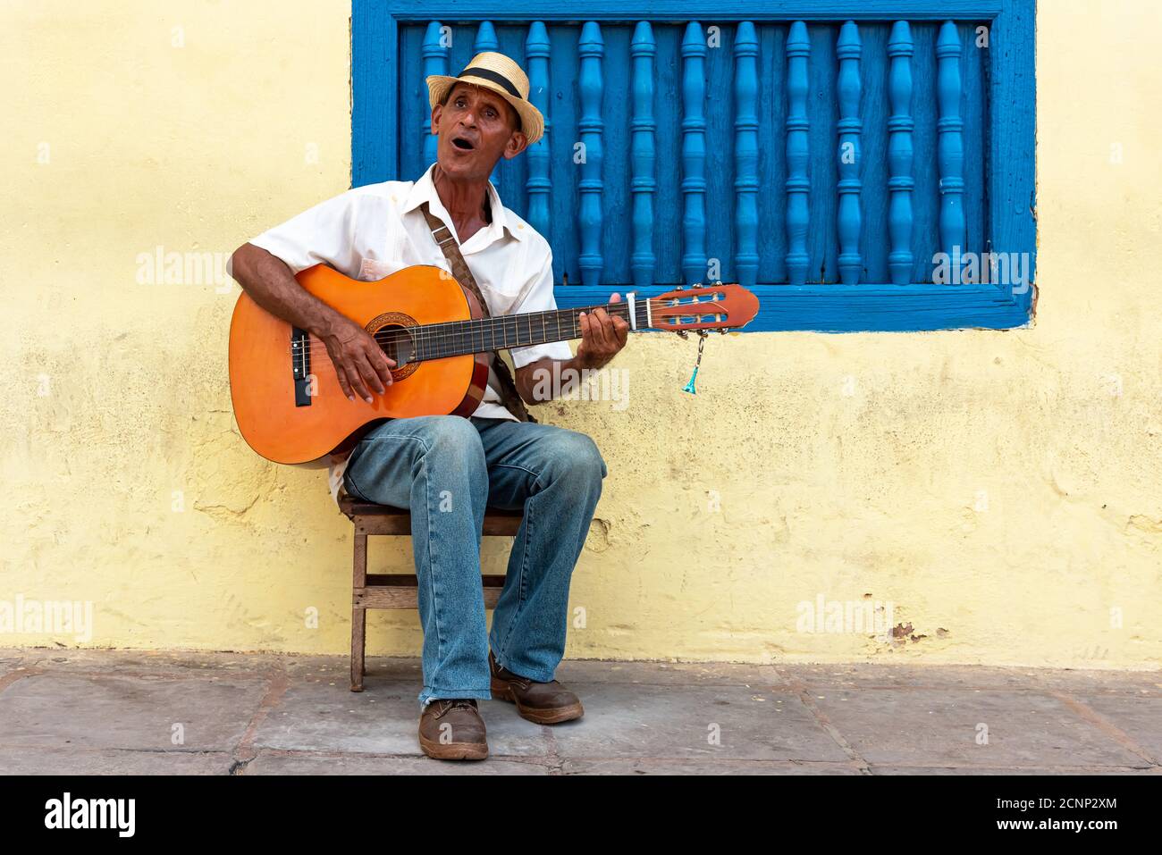 26 août 2019 : un homme cubain chante et joue sa guitare dans une rue. Trinité-et-Cuba Banque D'Images