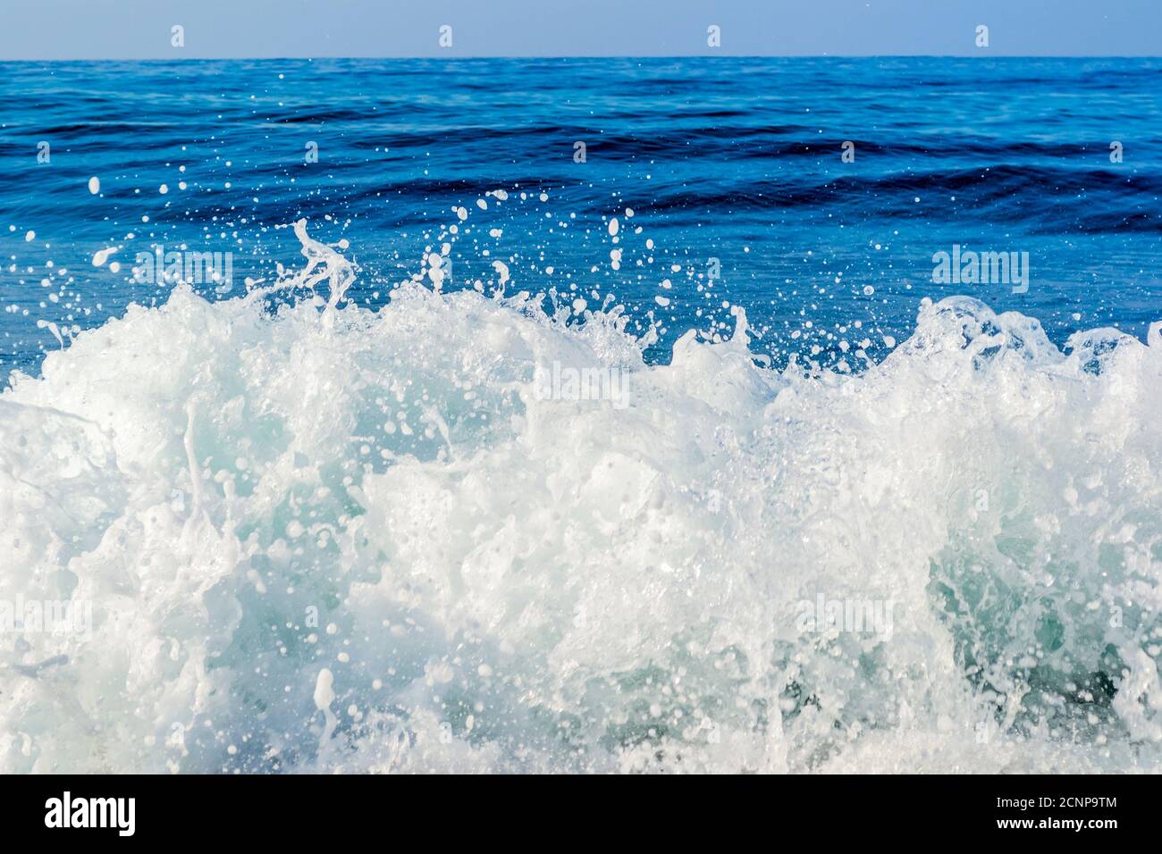 Vagues sur la mer et ciel bleu Banque D'Images