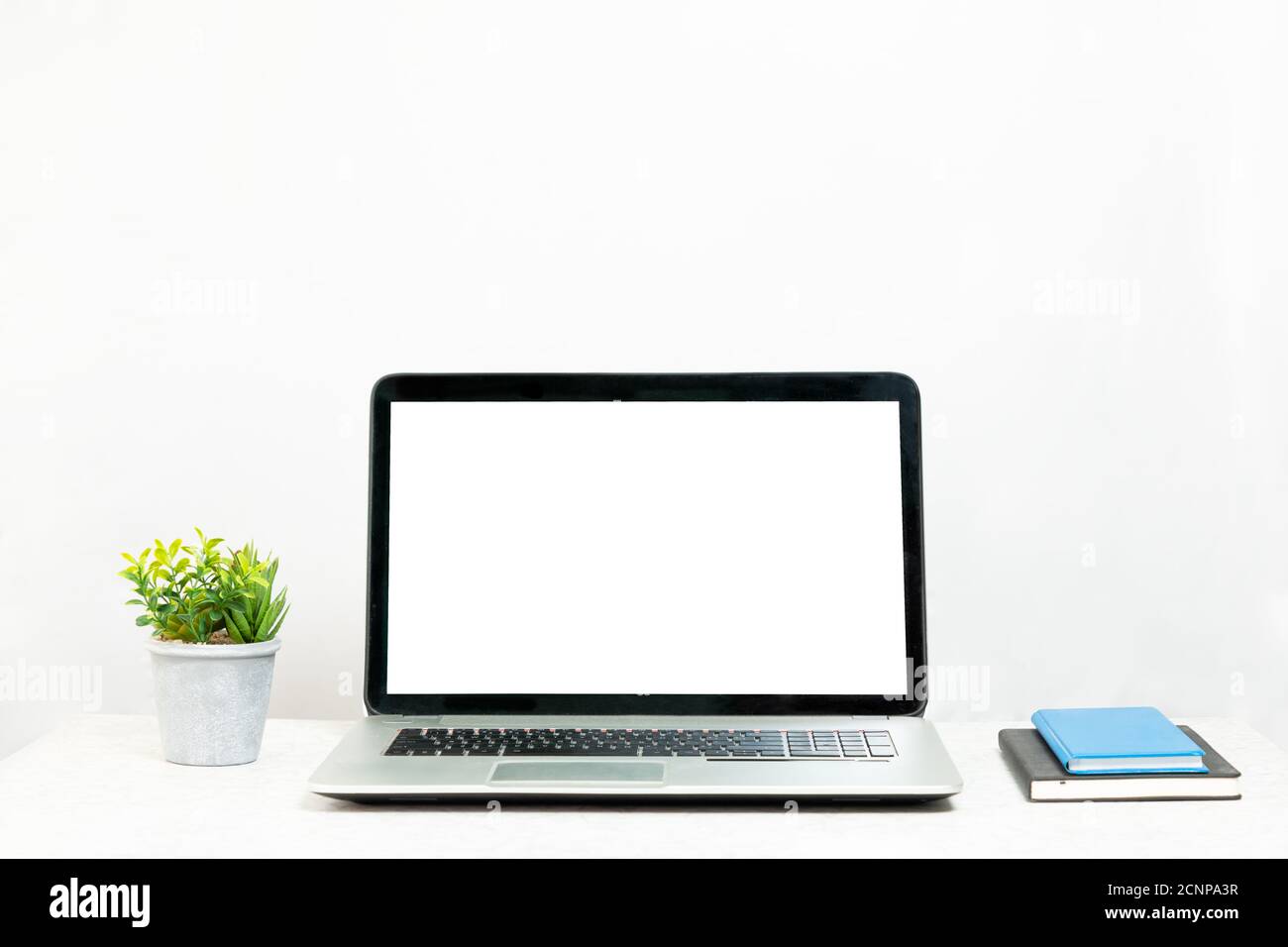 Ordinateur portable avec écran blanc, bureau isolé Banque D'Images