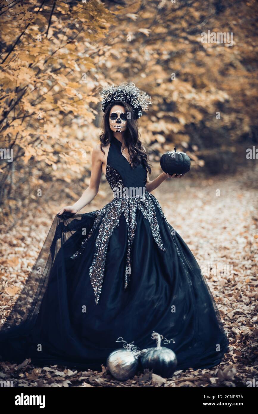 Closeup portrait of Calavera Catrina en robe noire. Crâne en sucre  maquillage. Dia de los muertos. Le Jour des Morts. L'Halloween Photo Stock  - Alamy