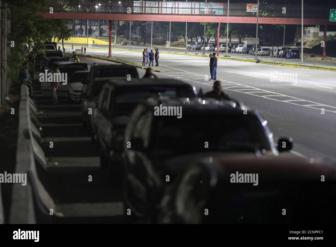 Les gens se rassemblent à une file d'attente de voiture pour faire le plein d'essence à une station-service avec du carburant subventionné à Caracas, Venezuela le 7 juin 2020. REUTERS/Manaure Quintero Banque D'Images
