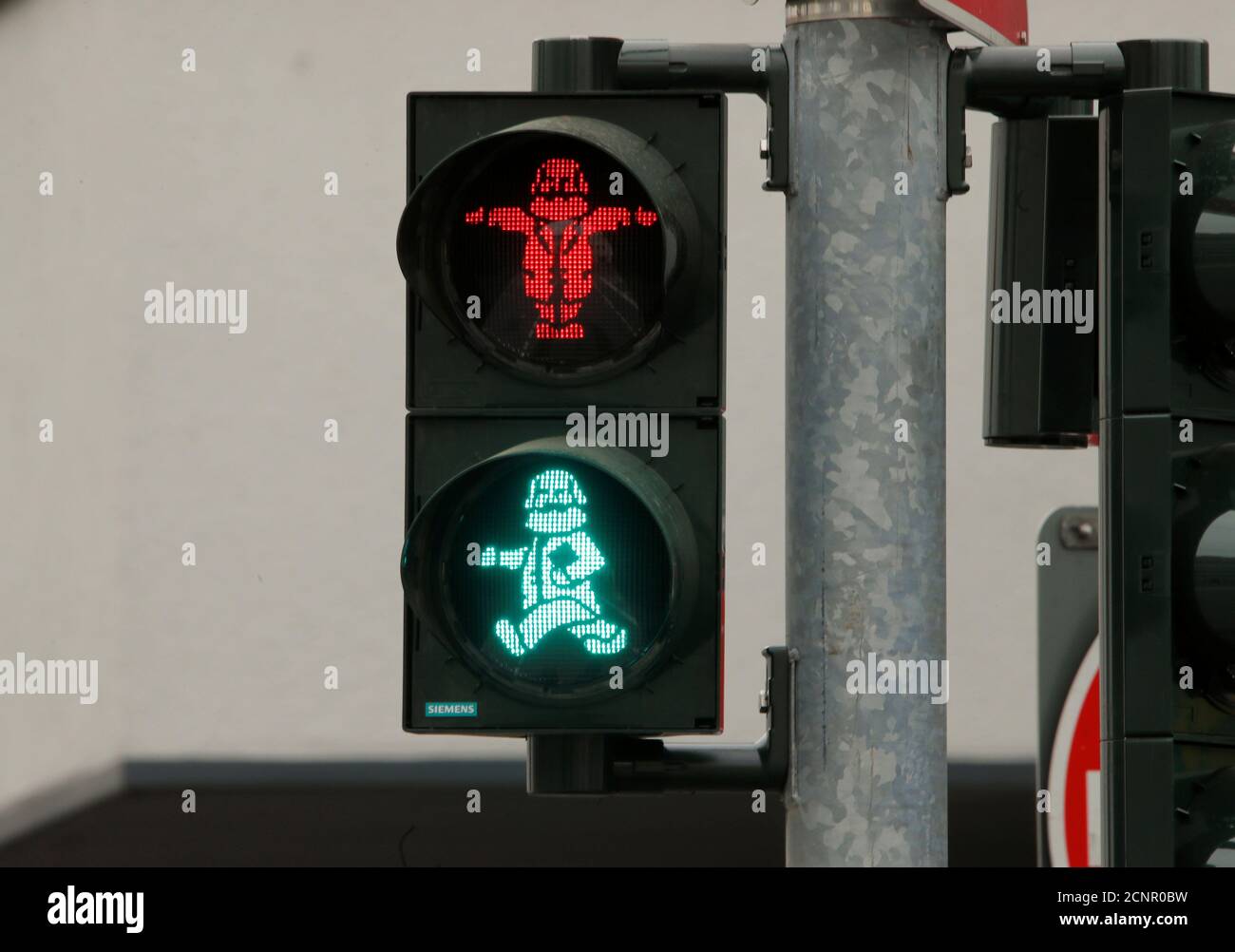 Une image du philosophe allemand Karl Marx est vue dans un feu de circulation pour les passagers dans sa ville natale à Trèves, Allemagne, 13 avril 2018. REUTERS/Wolfgang Rattay Banque D'Images