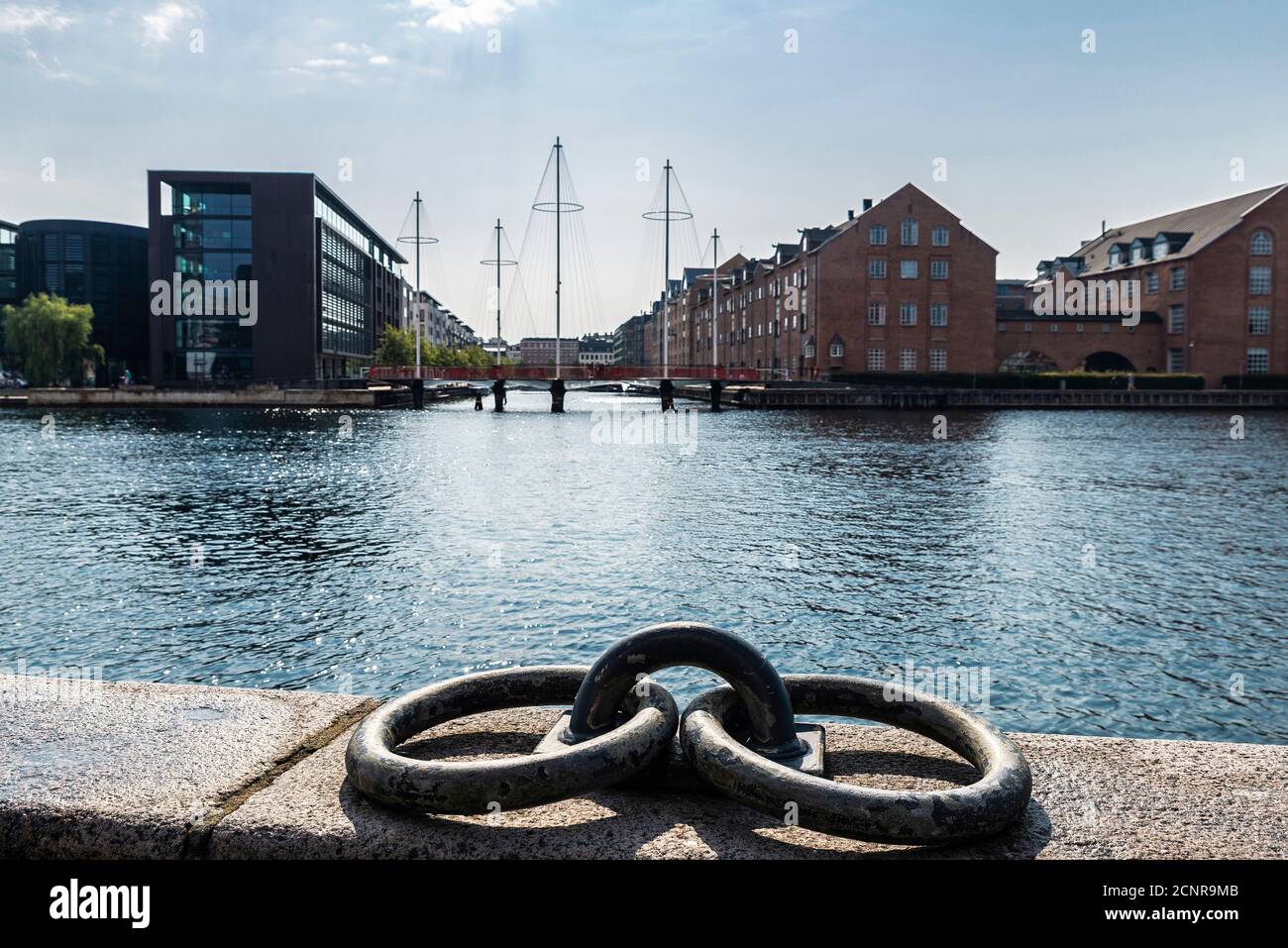 Vieux mouillage en métal rouillé et le pont du cercle (Cirkelbroen) à Christianshavn, Copenhague, Danemark Banque D'Images