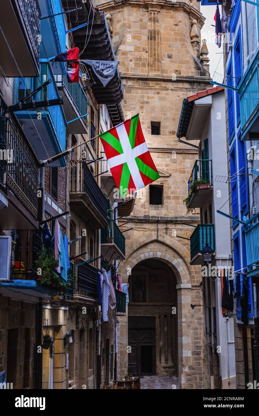 Drapeau du pays Basque à Getaria. Banque D'Images