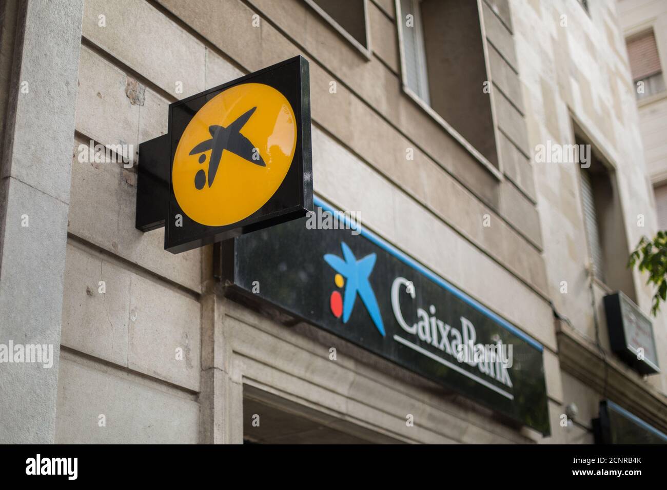 Barcelone, Espagne. 18 septembre 2020. La Caixa - le logo CaixaBank est visible sur la façade de l'un de ses bureaux bancaires.les entités bancaires espagnoles CaixaBank et Bankia ont confirmé l'accord de fusion, les deux entités deviendront une nouvelle banque. Crédit : SOPA Images Limited/Alamy Live News Banque D'Images