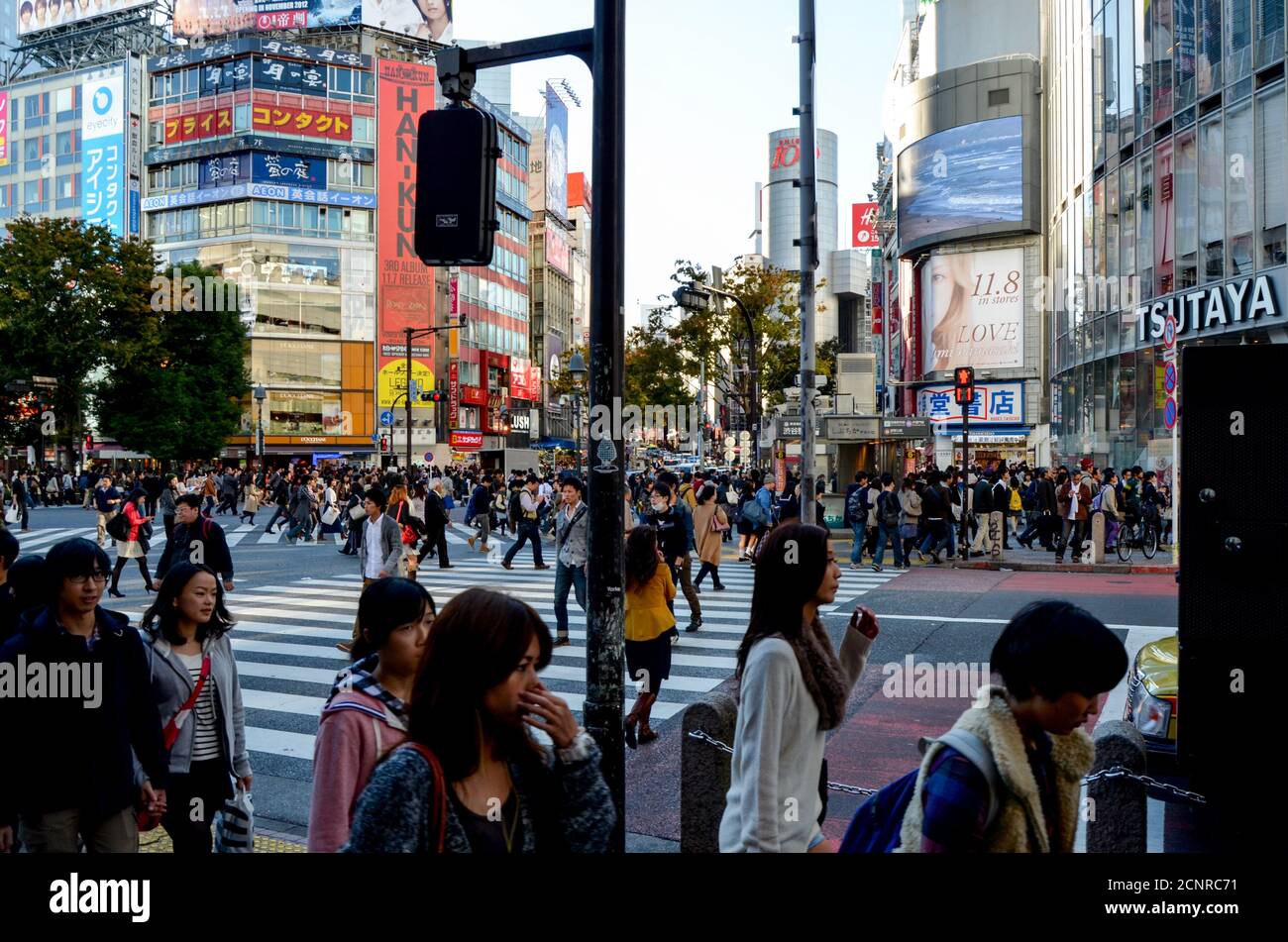 Traversée de Shibuya à Tokyo à l'heure du déjeuner Banque D'Images