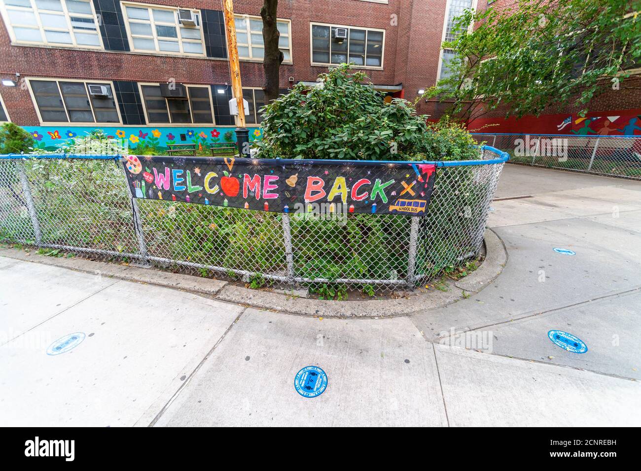 Une bannière « Welcome Back » devant le PS33 à Chelsea, à New York, le jeudi 17 septembre 2020, avant la première journée d'apprentissage en personne. La ville de New York retarde le début des classes scolaires et va plutôt se mettre en phase dans les classes en personne à partir du pré-K le 21 septembre. (© Richard B. Levine)(© Richard B. Levine) Banque D'Images