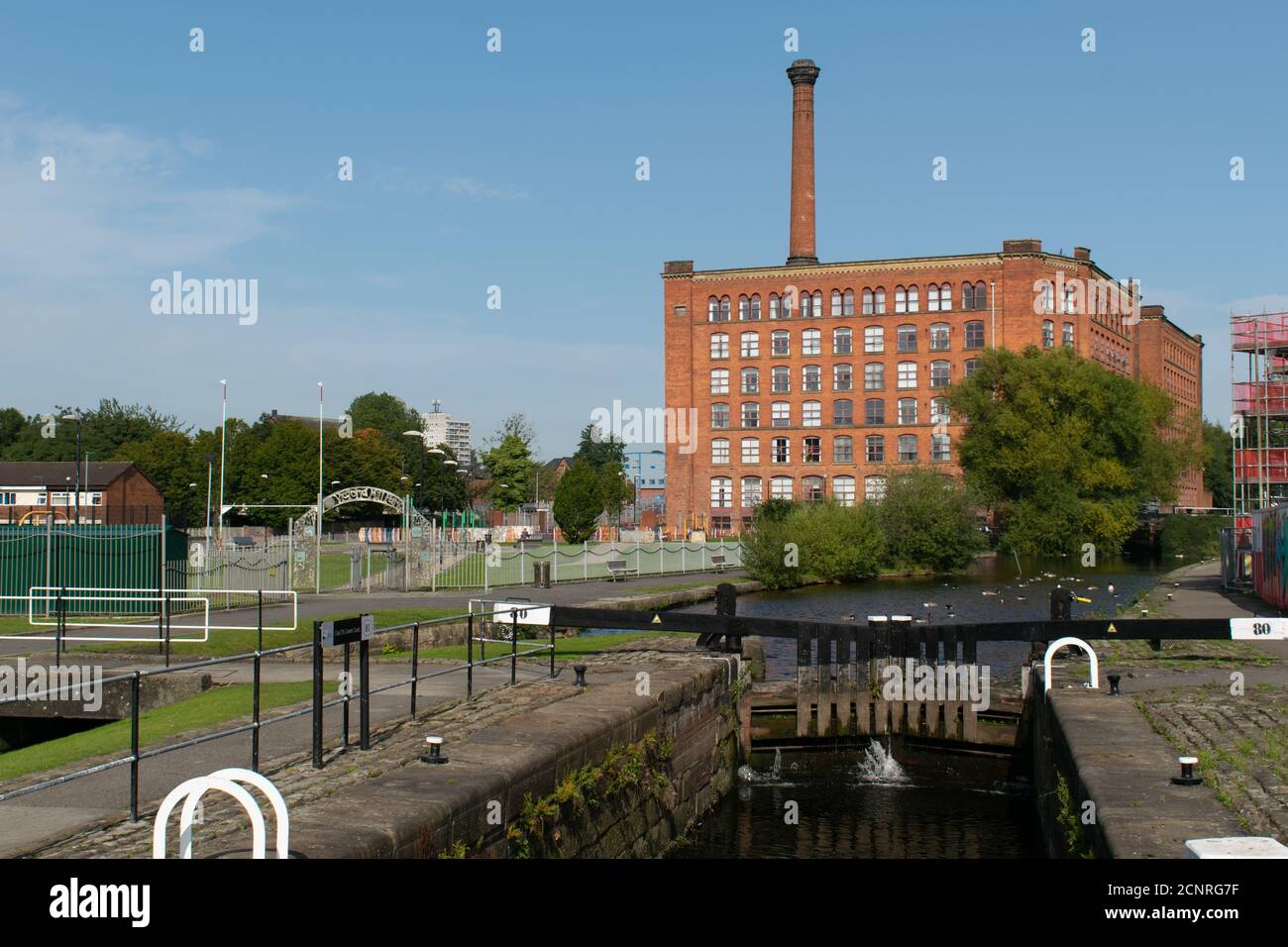Victoria Mill, portes d'écluse du canal et Victoria Park, Miles Platting, Manchester, Royaume-Uni Banque D'Images