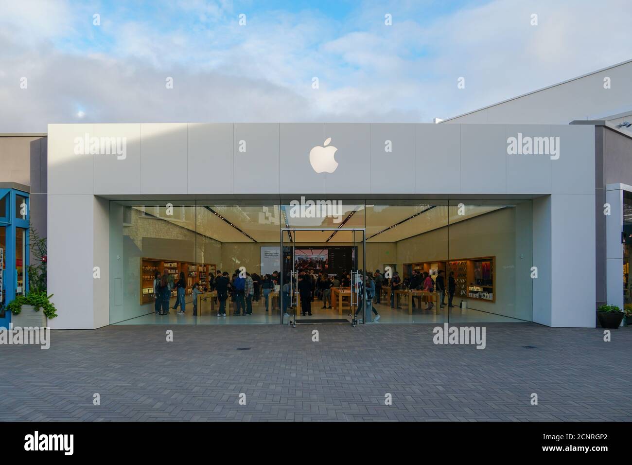 Apple Store vendant des iPhones, iPads et plus dans des espaces élégants. Situé à Westfield UTC. Avec des piétons passant devant le magasin. La Jolla. San Diego, Californie, États-Unis. 23 mars 2019 Banque D'Images