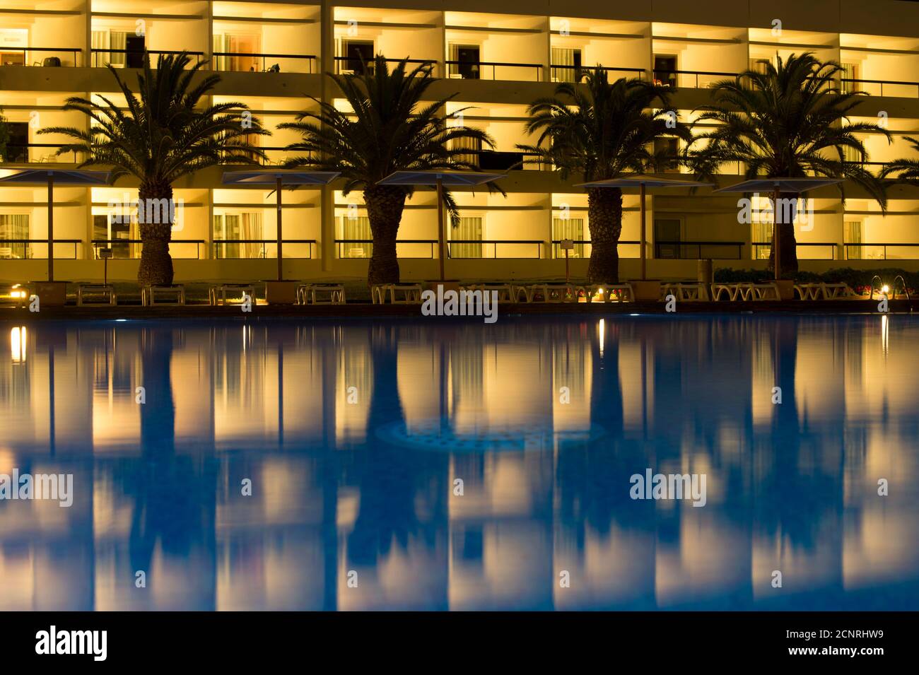 Ibiza, Grand Palladium Palace Ibiza Resort & Spa, Iles Baléares, piscine, miroir, chaises longues, parasols, hôtel, éclairage, eau, palmiers, eveni Banque D'Images