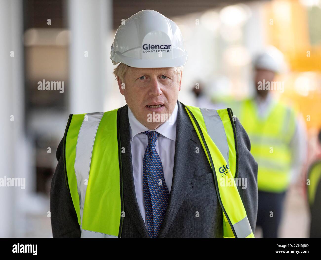 Le Premier ministre Boris Johnson visite le site de construction du nouveau Centre de fabrication et d'innovation de vaccins (CIMV) actuellement en construction sur le campus de Harwell science et innovations près de Didcot. Le bâtiment est en cours de construction pour fabriquer des vaccins pour Covid-19 et doit ouvrir ses portes l'été prochain. Banque D'Images