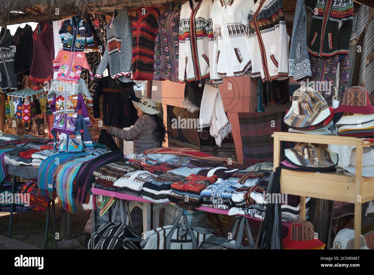 Une femme péruvienne qui vend des vêtements à son marché stalle sur le côté  de la route près de Cruz de la Condor, Pérou Photo Stock - Alamy