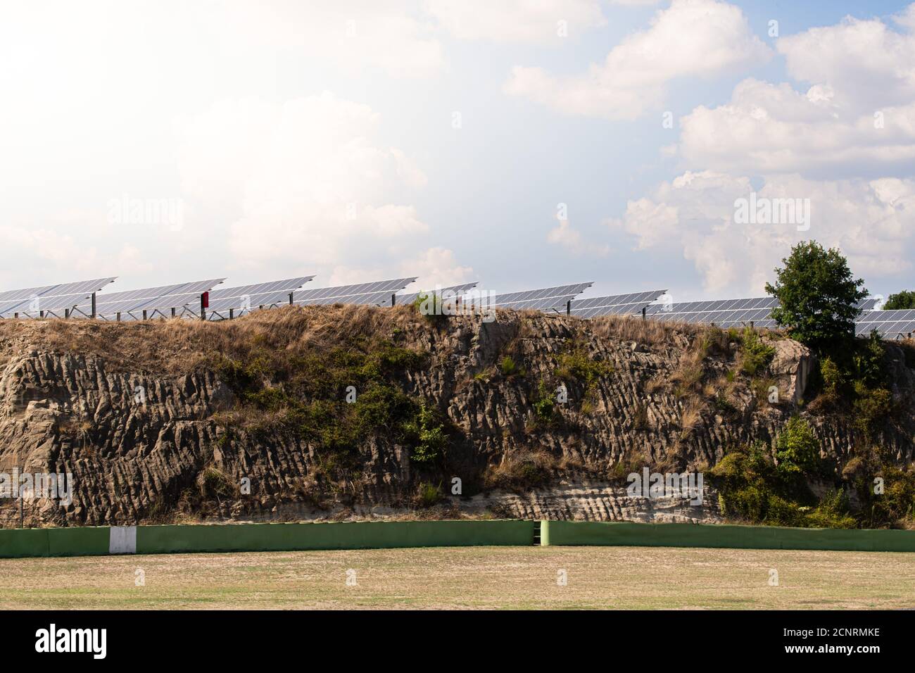 Grand groupe de panneaux solaires sur la colline, énergie photovoltaïque environnement vert approvisionnement énergétique Banque D'Images