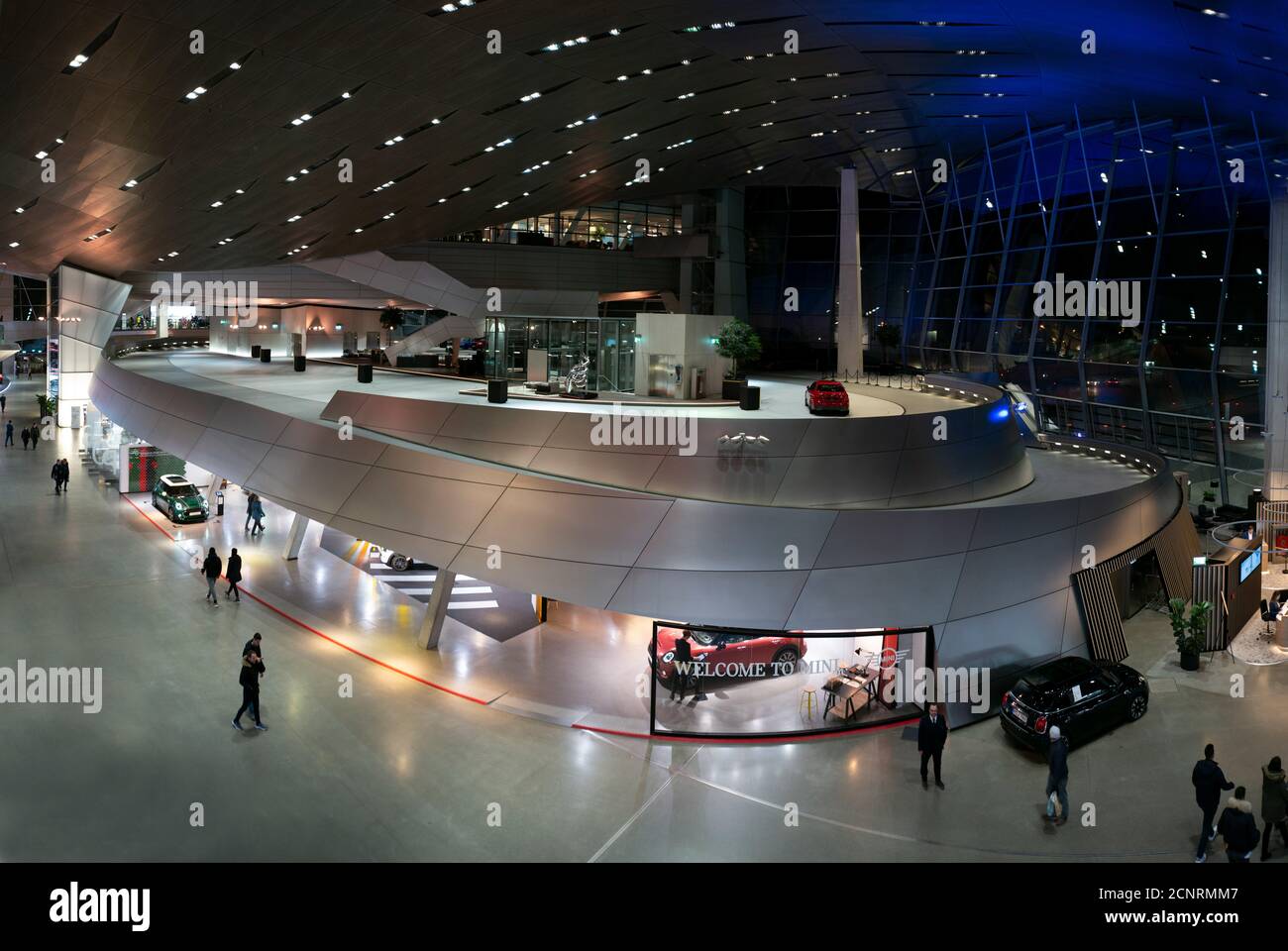 BMW Welt Munich, salle d'exposition, visiteurs Banque D'Images