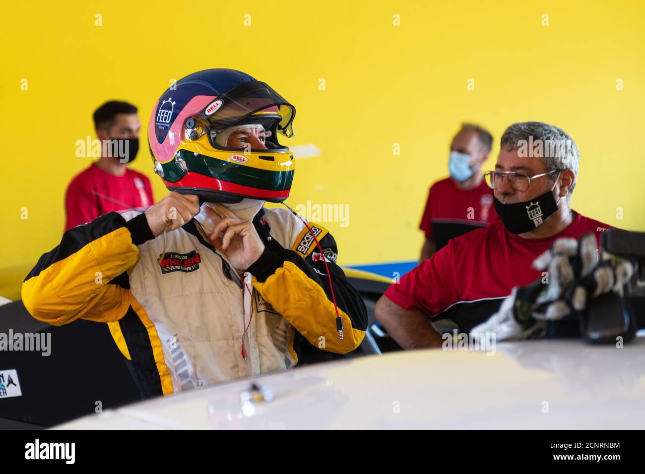 Vallelunga, Rome, Italie, 13 septembre 2020. Festival américain de Rome - Nascar Euro championnat. Le conducteur Jacques Villeneuve porte un casque à la caisse Banque D'Images