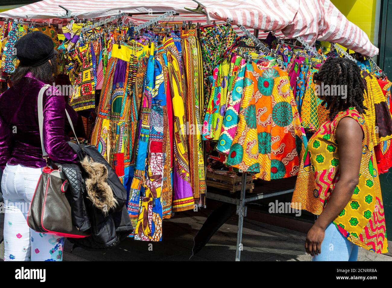 Imprimés africains colorés en vente dans un marché à Brixton, Londres, Angleterre, Royaume-Uni, Europe Banque D'Images