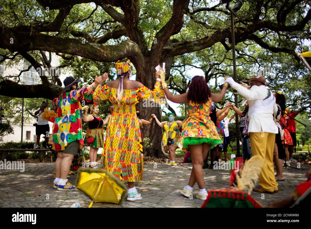 Les Poupees De Bebe De La Nouvelle Orleans Dansent Et Chantent A L Arbre De Chene Ancetre De Congo Square Et Versent Egalement Des Libations Pour Honorer Leurs Ancetres A La Celebration Du Dix Septieme