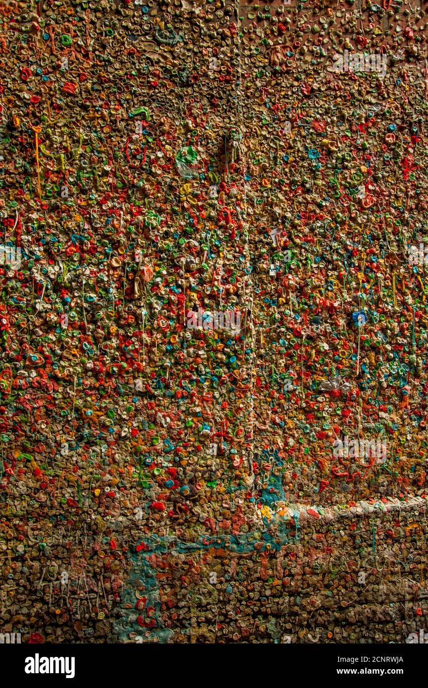 Le mur de chewing-gum coloré du Market Theatre de Post Alley au marché de Pike place à Seattle, État de Washington, États-Unis. Banque D'Images