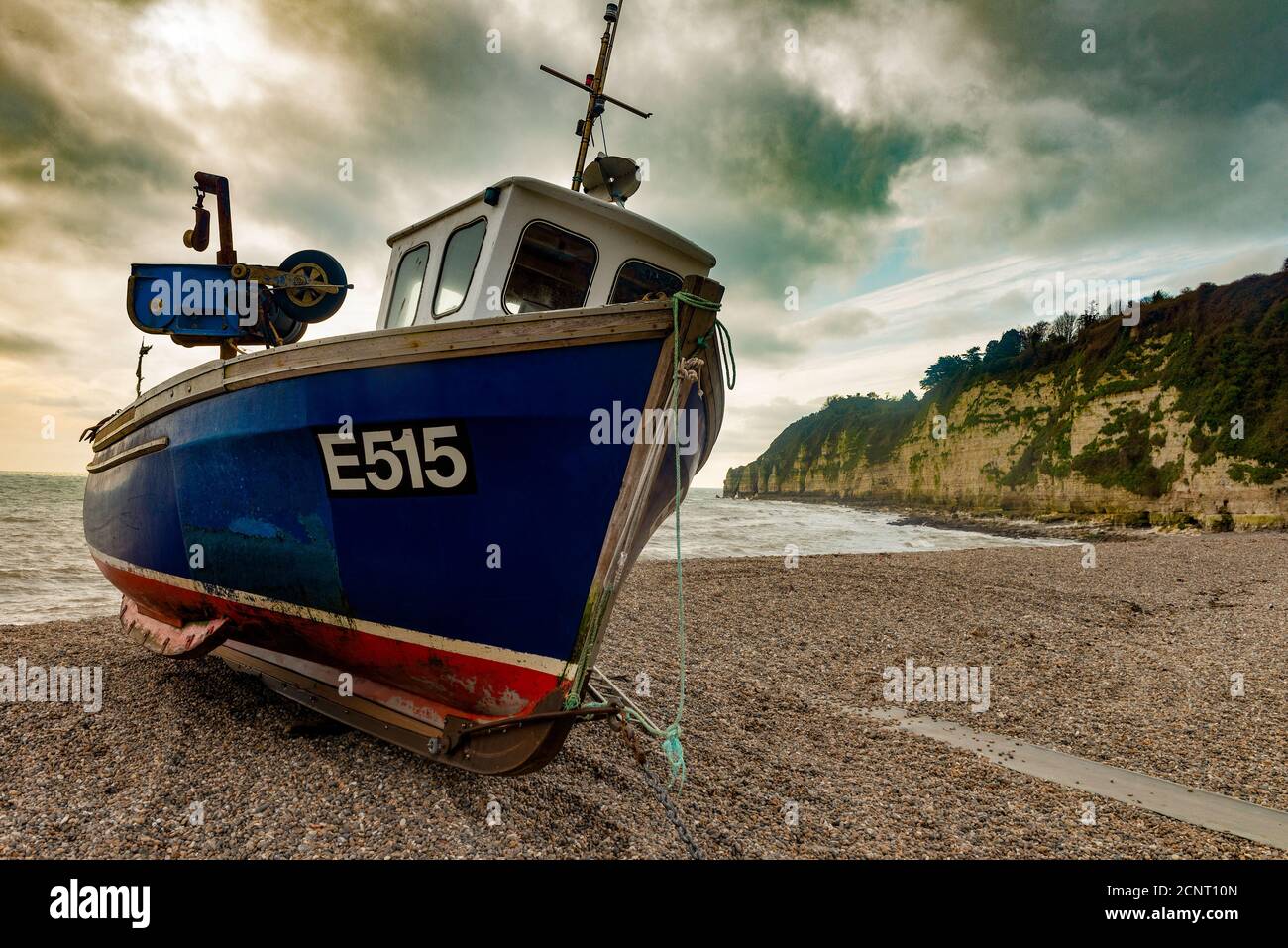 Un bateau de pêche sur la plage de Beer, Devon, Angleterre. Royaume-Uni Banque D'Images