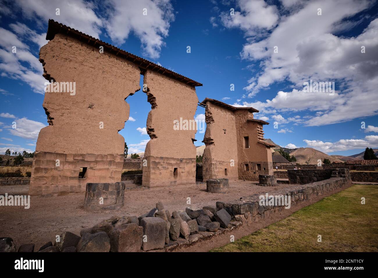 Le temple de Wiracocha, au site archéologique Raqch'i Incan, district de San Pedro, Pérou, a tiré sur un ciel bleu saisissant avec des nuages Banque D'Images