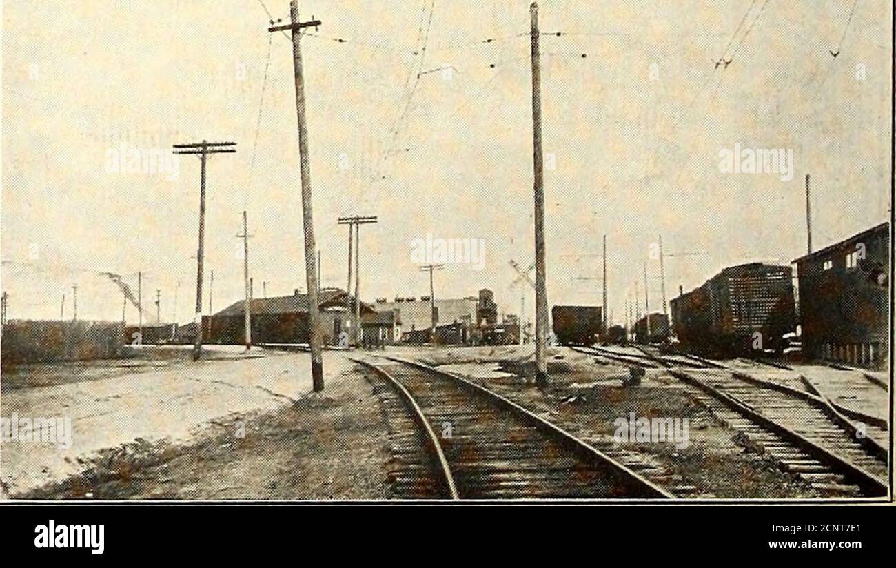 . Electric Railway journal . les chiffres pour le mois de février étaient de 24,922. Déjà les fonctionnaires de la route hanvesome statistiques qui montrent l'avantage de l'opération électrique. Mesuré à la sous-station, y compris la perte, la conversion, etc. De la station, les watts par voiture-mille ont été estimés à environ 3.87 en service de passagers. Au coût actuel de l'énergie électrique, ce chiffre est d'environ 7,3 cents par voiture-mille et d'environ 0.7 cents par passager-mille. Avec l'ancienne exploitation de voitures à moteur, le coût du carburant à lui seul était d'environ 18 cents par voiture-mille. Du côté du fret, le mois de février a montré 2,088 wagons-milles de chargement A. Banque D'Images
