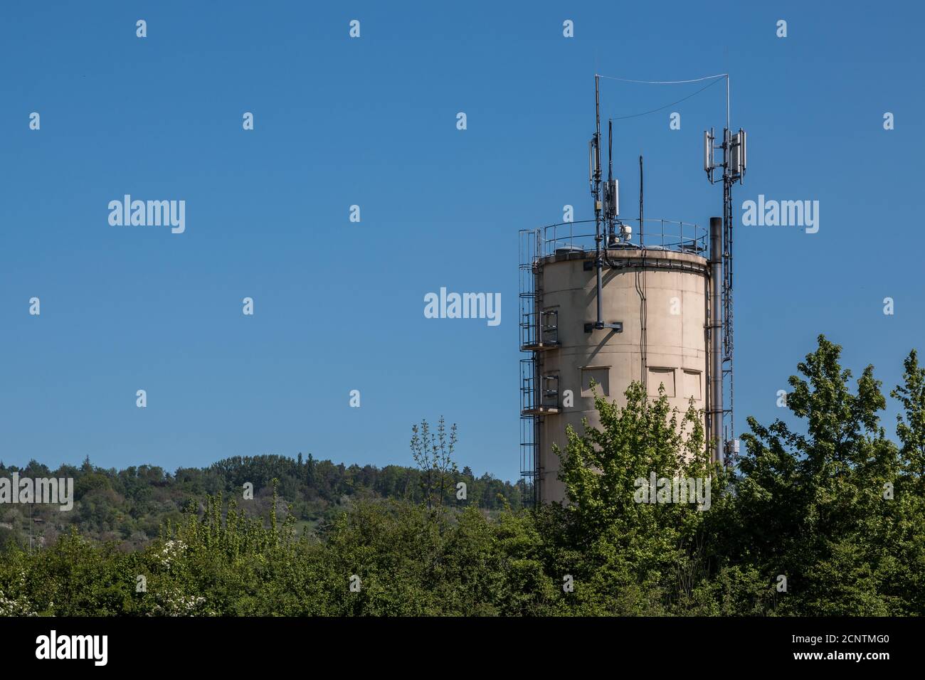 Antennes sur une petite tour au centre du ville Banque D'Images