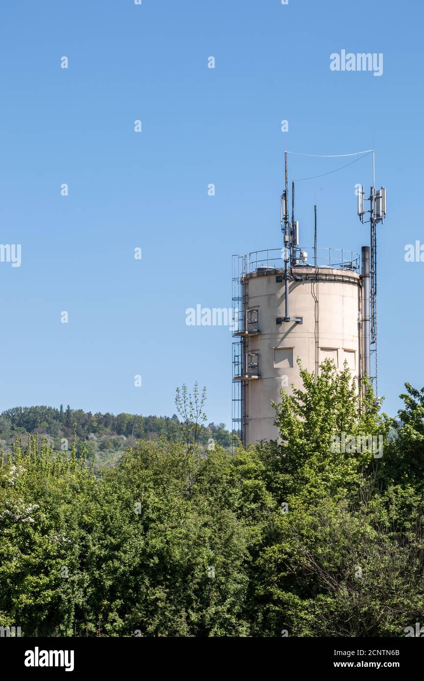 Antennes sur une petite tour au centre du ville Banque D'Images