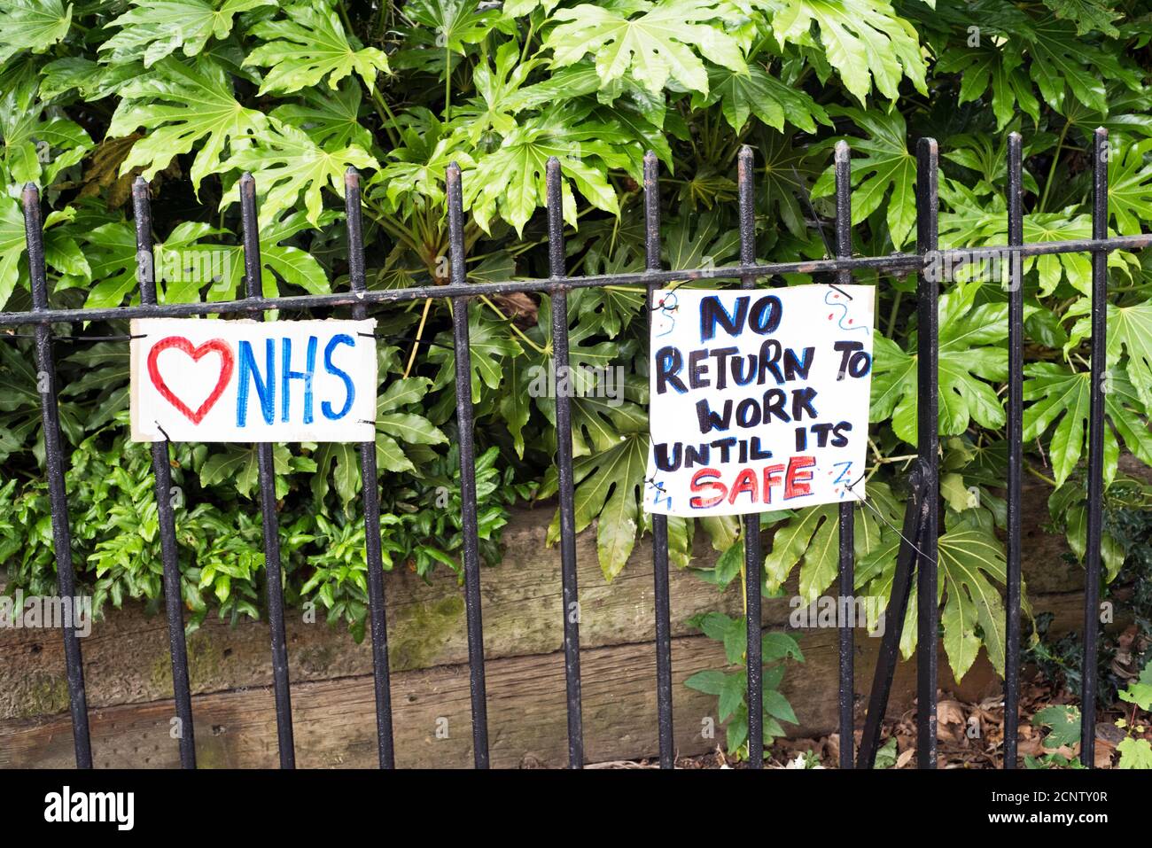 Signes à l'extérieur du parc Downhills à Tottenham, dans le nord de Londres, exprimant leur solidarité avec les travailleurs du NHS pendant la pandémie Covid-19 de 2020. Banque D'Images