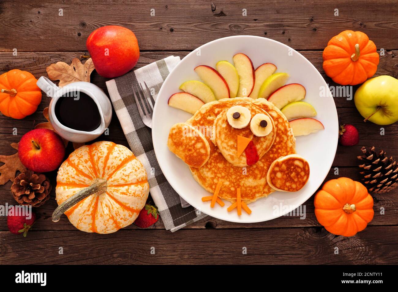Table de petit déjeuner de Thanksgiving avec crêpes à la dinde. Vue de dessus sur un arrière-plan rustique en bois. Banque D'Images