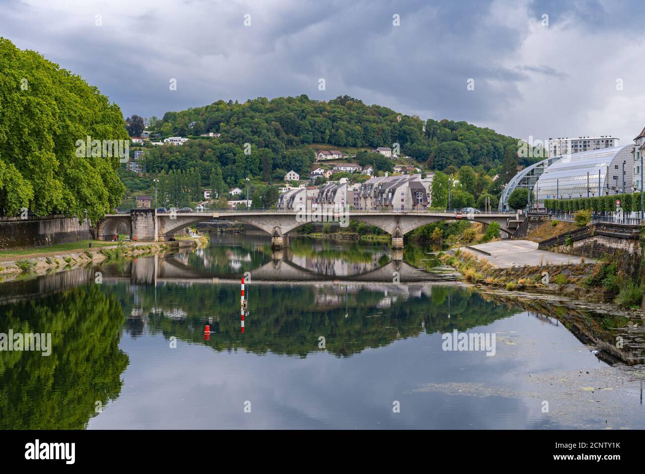 Besançon, France - 08 29 2020 : vue sur les quais du doubs depuis le pont Swing Banque D'Images