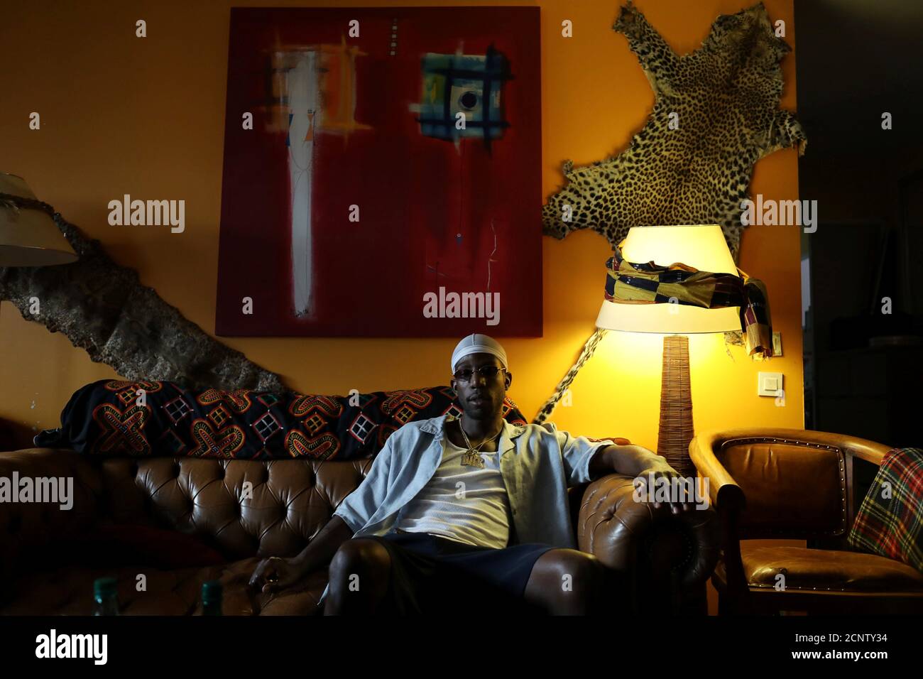 Le rappeur Ichon se trouve sur le canapé de l'appartement de ses parents à  Montreuil, France, le 25 août 2016. REUTERS/JOE PENNEY RECHERCHE 'CREATIVE  BANLIEUE' POUR CETTE HISTOIRE. RECHERCHEZ « IMAGE PLUS