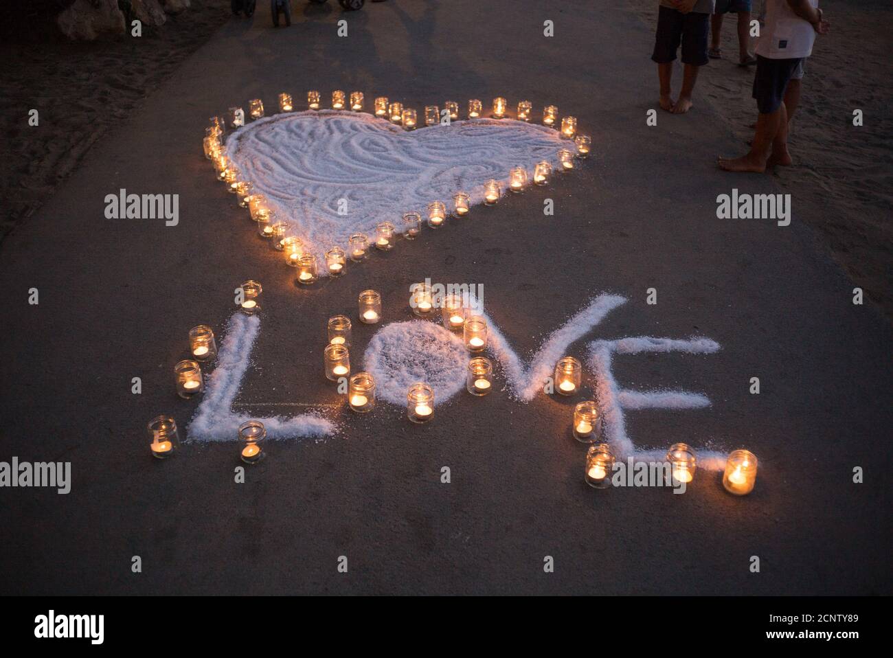 Due Delfini, symbole de coeur fait de bougies, Maremme Toscane, Italie Banque D'Images