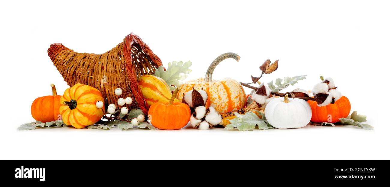 Cornucopia de Thanksgiving remplie de légumes d'automne, de citrouilles et de décoration d'automne isolée sur un fond blanc Banque D'Images