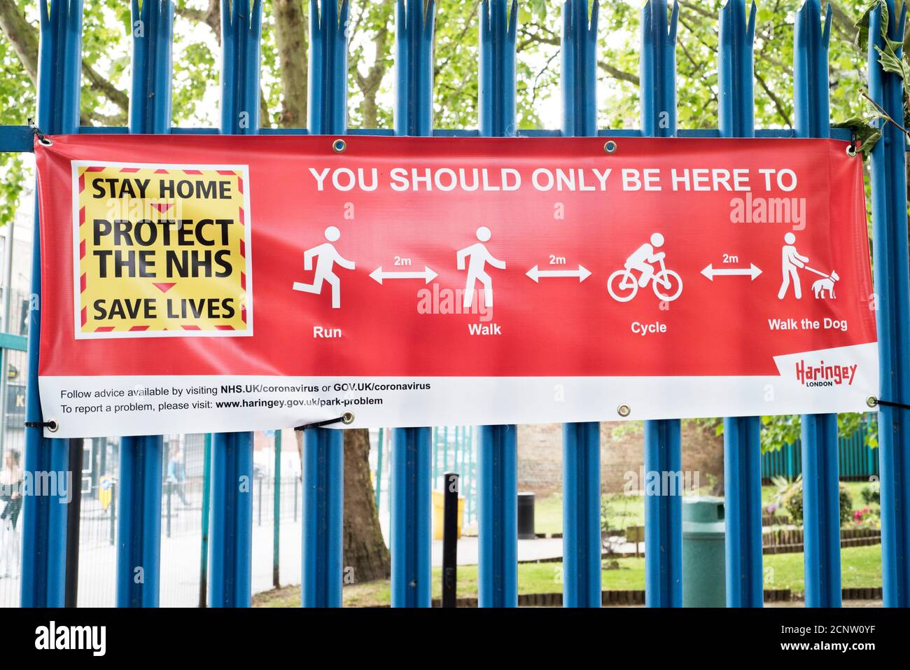 Avis au parc de Londres pendant la pandémie de Covid-19 en 2020 Banque D'Images