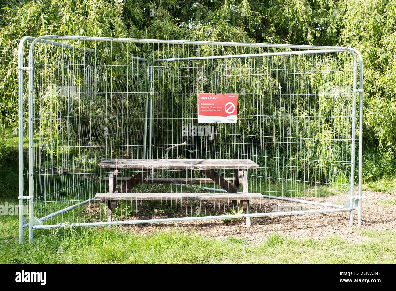 Table de pique-nique dans un parc de Londres derrière la clôture pendant le 2020 verrouillage Covid-19 Banque D'Images