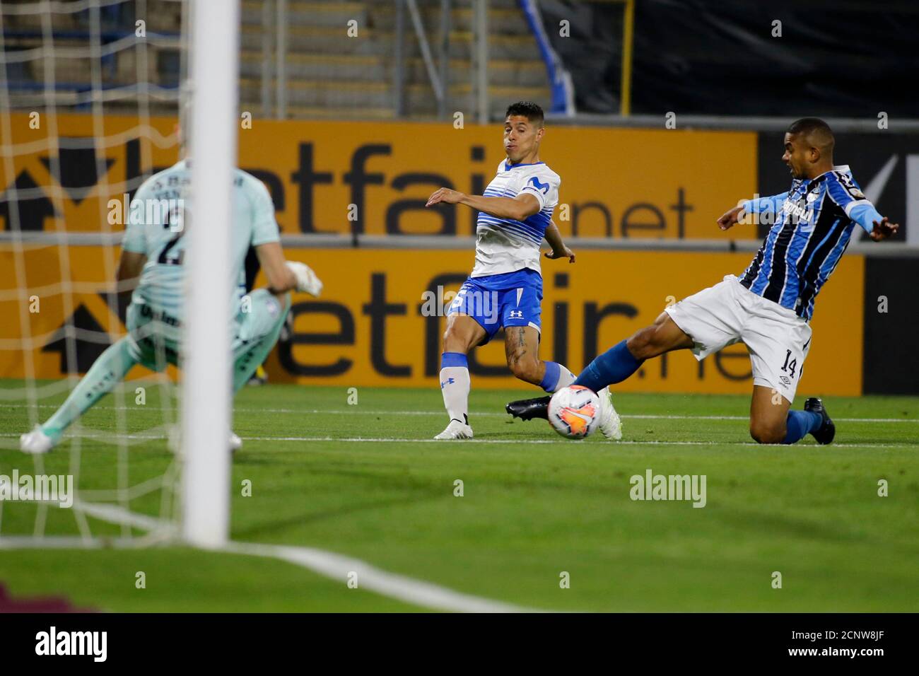 16 septembre 2020 ; Stade San Carlos de Apoquindo, Santiago, Chili ; coupe Libertadores, Universidad Catolica versus Gremio ; Gastón Lezcano de Universidad Catolica et David Braz de Gremio Banque D'Images
