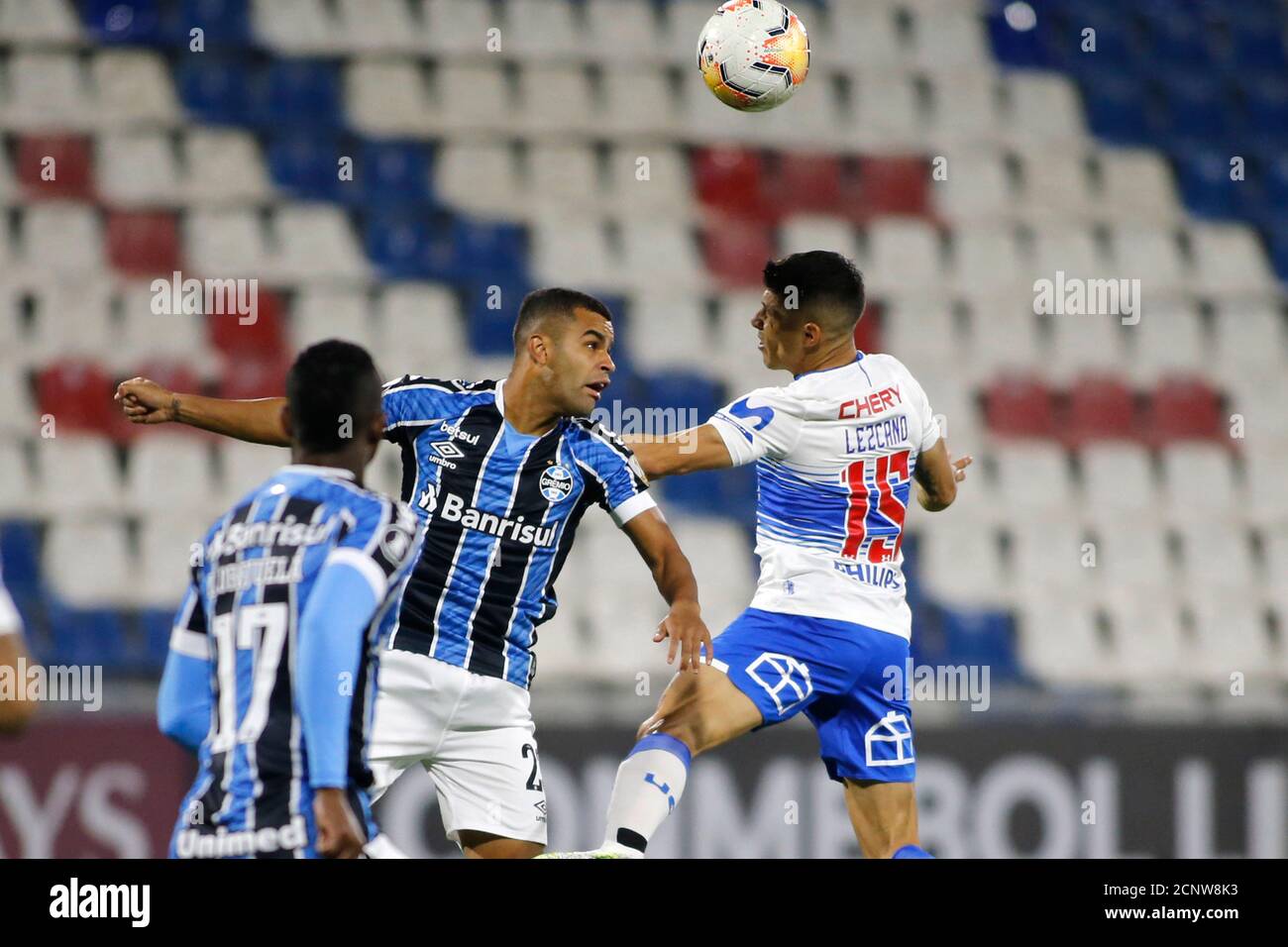 16 septembre 2020 ; Stade San Carlos de Apoquindo, Santiago, Chili ; coupe Libertadores, Universidad Catolica versus Gremio ; Gastón Lezcano de Universidad Catolica et Alisson de Gremio Banque D'Images