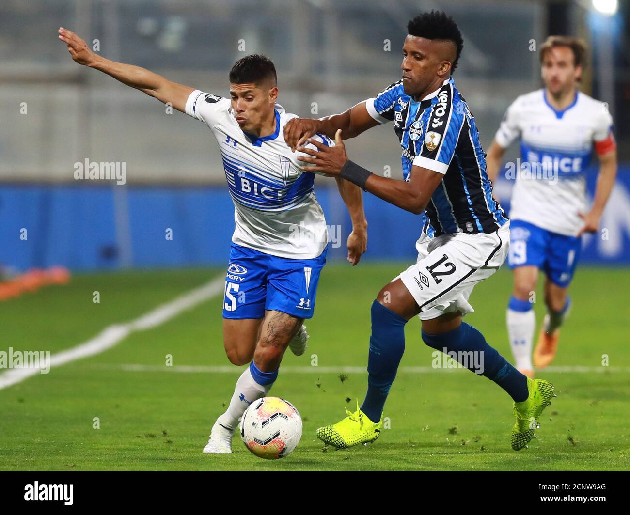 16 septembre 2020 ; Stade San Carlos de Apoquindo, Santiago, Chili ; coupe Libertadores, Universidad Catolica versus Gremio ; Gastón Lezcano de Universidad Catolica et Bruno Cort&#xea;s de Gremio Banque D'Images